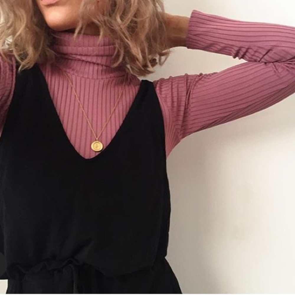 MAUVE PURPLE RIBBED TURTLENECK TOP